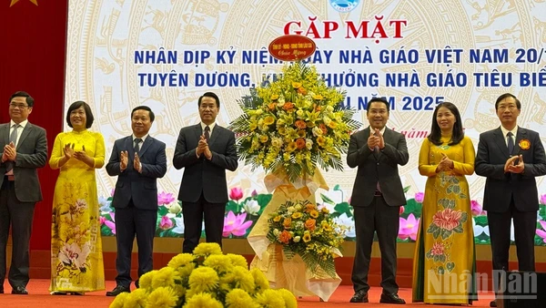 Lãnh đạo tỉnh Lào Cai tặng hoa chúc mừng Ngày nhà giáo Việt Nam. (Ảnh: THANH SƠN)