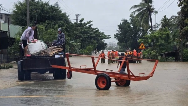 Người dân Gia Lai cùng lực lượng chức năng hỗ trợ nhau trong quá trình di dời. (Ảnh: nhandan.vn)