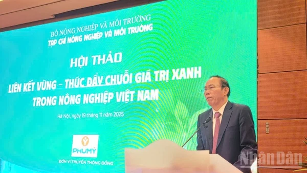 Thứ trưởng Nông nghiệp và Môi trường Phùng Đức Tiến phát biểu chỉ đạo hội nghị.