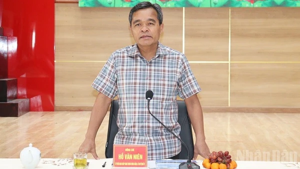 Đồng chí Hồ Văn Niên, Ủy viên Trung ương Đảng, Bí thư Tỉnh ủy Quảng Ngãi phát biểu tại buổi làm việc với Ban Thường vụ đặc khu Lý Sơn.