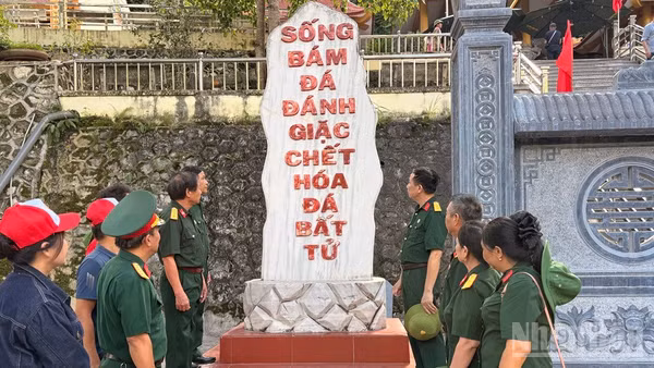 Bên Lời thề chiến sĩ mặt trận Vị Xuyên. (Ảnh: THANH SƠN)