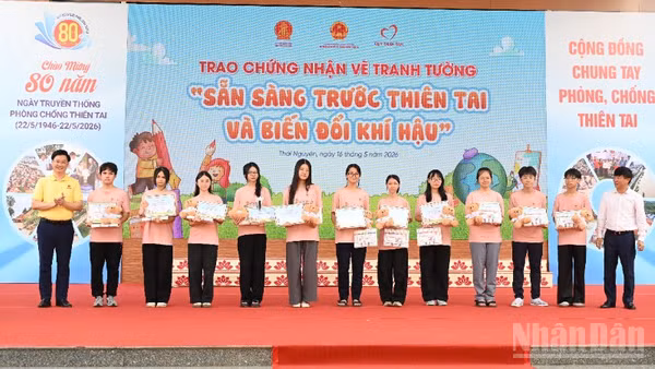 Trao giải các tác phẩm đoạt giải cuộc thi sáng tác tranh “Góc nhìn trước thiên tai”.