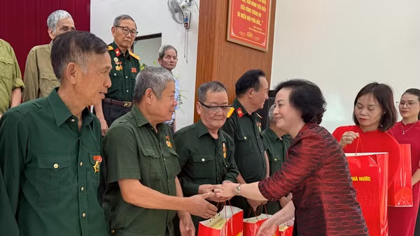 Phó Thủ tướng trao quà đến người có công tỉnh Lào Cai. (Ảnh: THANH SƠN)
