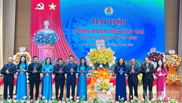 Lãnh đạo tỉnh Lào Cai tặng hoa chúc mừng Đại hội. (Ảnh: THANH SƠN)