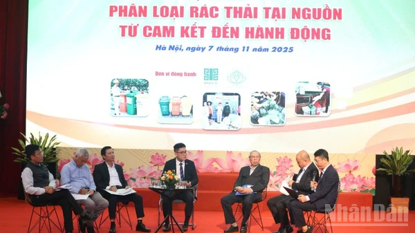 Các diễn giả thảo luận tại tọa đàm “Phân loại rác thải tại nguồn: Từ cam kết đến hành động”.