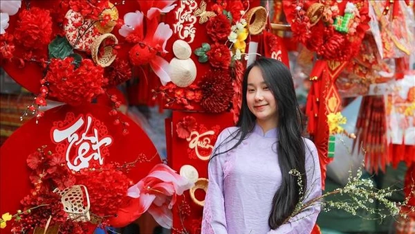 Chợ hoa Hàng Lược còn mang đến cảm giác gần gũi, thư thái giữa nhịp sống đô thị, mở ra không gian trải nghiệm văn hóa truyền thống mang đậm không khí Tết của Hà Thành.