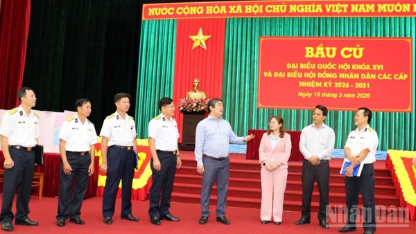 Đồng chí Tạ Hồng Quang, Tỉnh ủy viên, Bí thư Đảng uỷ, Chủ tịch Hội đồng Nhân dân, Chủ tịch Uỷ ban Bầu cử kiểm tra công tác chuẩn bị bầu cử tại điểm bầu cử số 39, Học viện Hải quân.