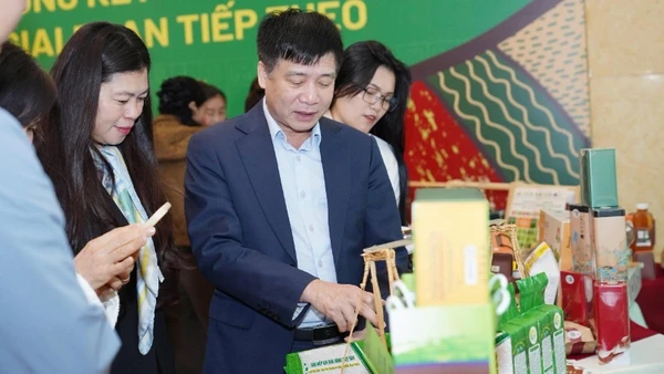 Các đại biểu tham quan gian hàng trưng bày sản phẩm OCOP của các hợp tác xã, nông dân được hỗ trợ từ chương trình.