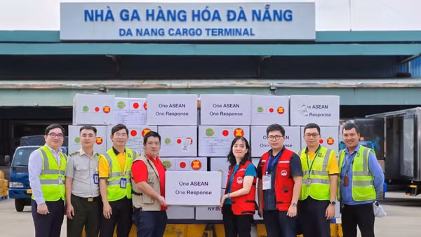 Cục Quản lý đê điều và Phòng, chống thiên tai (Bộ Nông nghiệp và Môi trường) tiếp nhận hàng viện trợ khẩn cấp của Trung tâm Điều phối ASEAN về hỗ trợ nhân đạo trong quản lý thiên tai (Trung tâm AHA) dành cho người dân thành phố Đà Nẵng.