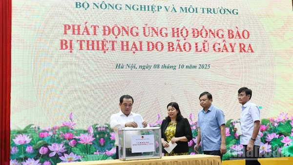 Quyền Bộ trưởng Nông nghiệp và Môi trường và các cán bộ, công nhân viên chức của Bộ quyên góp ủng hộ đồng bào các tỉnh bị thiệt hại do bão, lũ gây ra trong thời gian qua.