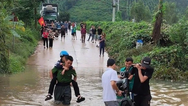 Công an xã Kiên Lao (Bắc Ninh) hỗ trợ đưa trẻ em, người cao tuổi và phương tiện qua ngầm tràn.