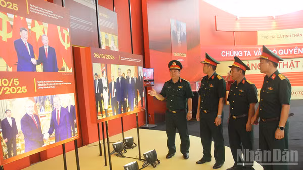 Đoàn cán bộ, sĩ quan Sư đoàn 3 (Quân khu 1) tham dự Triển lãm 80 năm thành tựu đất nước.