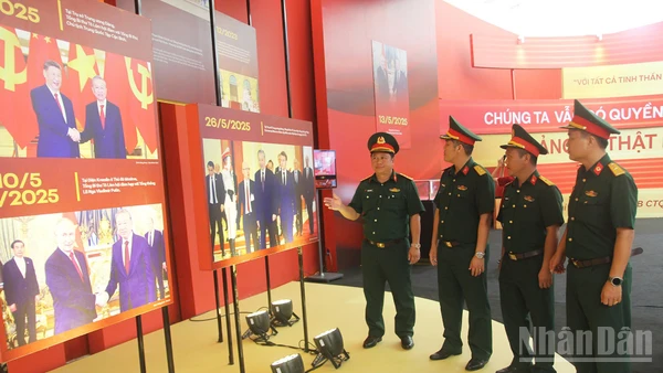 Đoàn cán bộ, sĩ quan Sư đoàn 3 (Quân khu 1) tham dự Triển lãm 80 năm thành tựu đất nước.