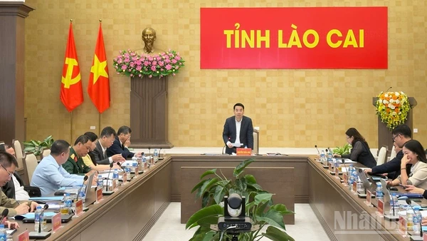 Chủ tịch Ủy ban nhân dân tỉnh Nguyễn Tuấn Anh điều hành hội nghị. (Ảnh: THANH SƠN)