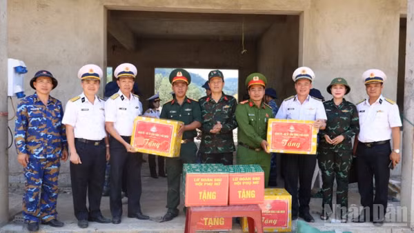 Đoàn công tác Bộ Tư lệnh Vùng 3 Hải quân trao tặng quà cấp ủy, chính quyền và lực lượng vũ trang địa phương.