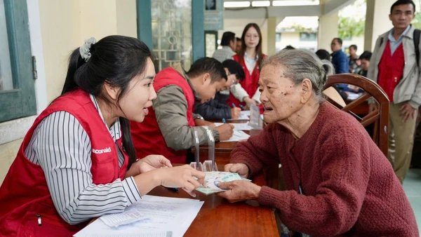 Tổ chức ActionAid quốc tế tại Việt Nam và Quỹ Hỗ trợ chương trình, dự án an sinh xã hội Việt Nam (AFV) trao quà cho các hộ dân nghèo chịu thiệt hại nặng nề do mưa lớn ngập lụt. 