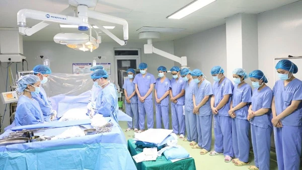 Ê-kíp phẫu thuật cúi đầu tri ân người bệnh hiến tạng.