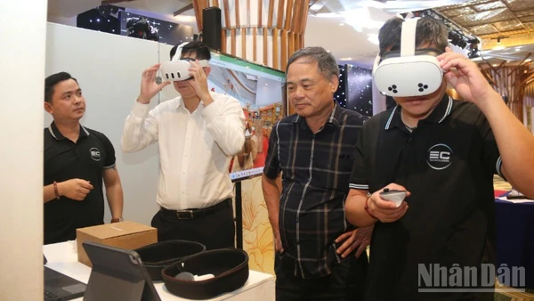 Bên lề diễn đàn, các đại biểu đã tham quan khu trưng bày, trải nghiệm không gian thực tế ảo với nhiều sản phẩm nông nghiệp, đặc sản vùng miền.