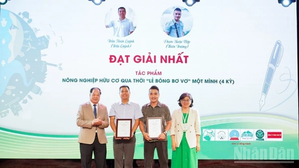 Giải Nhất thuộc về nhóm tác giả Trần Xuân Quỳnh-Phạm Xuân Hợp với tác phẩm “Nông nghiệp hữu cơ qua thời ‘lẻ bóng bơ vơ’ một mình”.