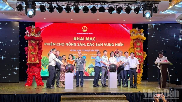 Các đại biểu ấn nút khai mạc khai mạc Phiên chợ nông sản, đặc sản vùng miền năm 2025.