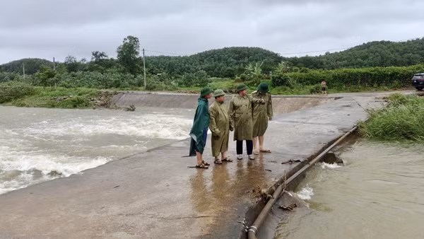Lãnh đạo xã Quảng Tân (Quảng Ninh) kiểm tra việc bảo đảm an toàn các vị trí ngầm tràn trên địa bàn xã. (Ảnh: Baoquangninh.vn)