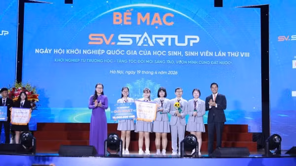 Ban Tổ chức trao giải Nhất cuộc thi.