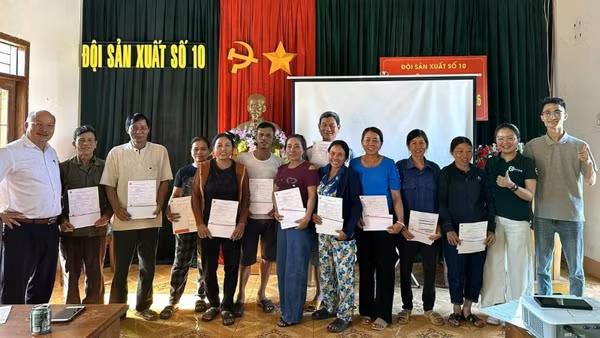 Các hộ nông dân tại các xã Chư Prông và Ia Hrung (tỉnh Gia Lai) nhận chi trả quyền lợi gói bảo hiểm mưa trái mùa. 