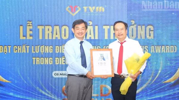 Phó Giáo sư, Tiến sĩ, bác sĩ Nguyễn Huy Thắng (trái), Phó Chủ tịch Hội Đột quỵ Việt Nam, thành viên chuyên gia Ban Chỉ đạo toàn cầu của Chương trình Angels trao Giấy chứng nhận cho bác sĩ Phạm Thanh Vũ, Chủ tịch Hội đồng Quản trị Bệnh viện đa khoa Thanh Vũ Medic Bạc Liêu (tỉnh Cà Mau). (Ảnh: TRỌNG DUY)