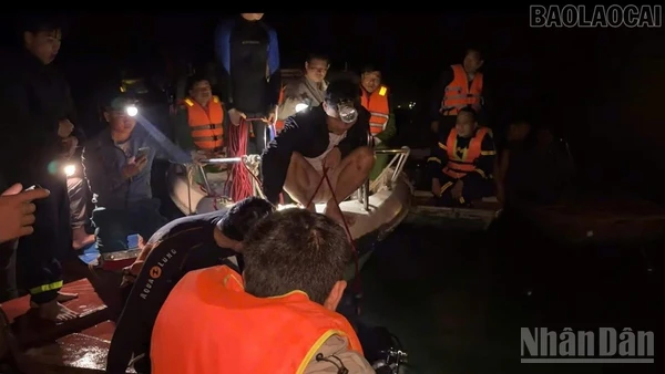 Các lực lượng cứu hộ có mặt tại hiện trường tìm kiếm người mất tích. Ảnh CTV.