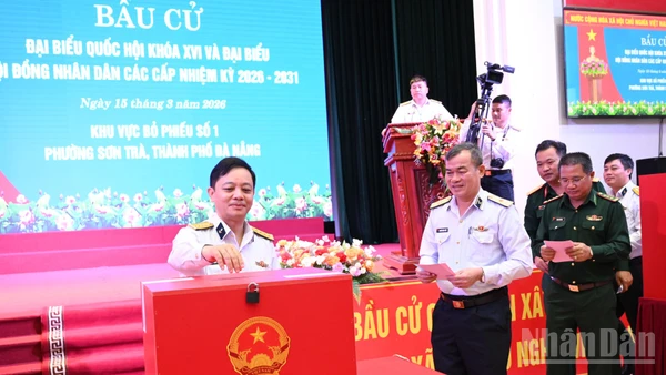 Đại tá Phạm Anh Tuấn, Tư lệnh Vùng 3 Hải quân, thực hiện quyền bầu cử tại điểm bỏ phiếu của đơn vị.