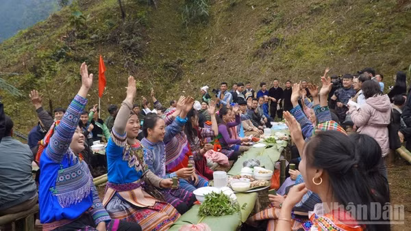 Sau lễ cúng, người dân cùng giơ tay thề cùng nhau giữ rừng. (Ảnh: THANH SƠN)