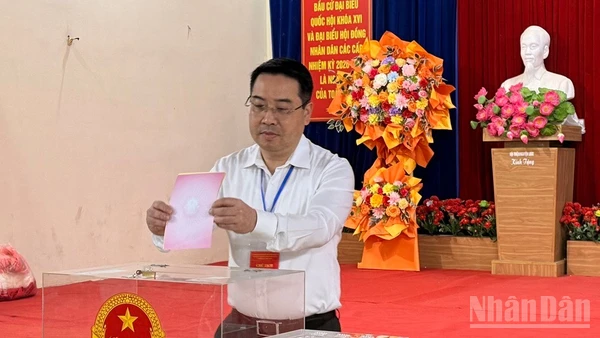 Đồng chí Nguyễn Tuấn Anh, Chủ tịch Ủy ban nhân dân tỉnh Lào Cai bỏ phiếu bầu cử tại khu vực bầu cử số 6, xã Yên Bình. (Ảnh: THANH SƠN)