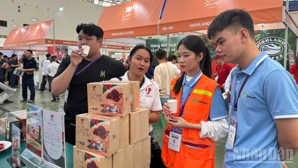 Lần đầu tiên tổ chức tại Hà Nội, Triển lãm quốc tế cafe show và tea show Hanoi 2025 thu hút được khá đông khách hàng đặc biệt những người trẻ tuổi.