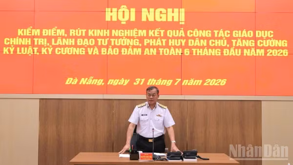Chuẩn Đô đốc Nguyễn Đăng Tiến, Bí thư Đảng ủy, Chính ủy Vùng phát biểu tại hội nghị.