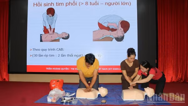 Tập huấn kỹ năng cấp cứu người gặp nạn trong thiên tai.