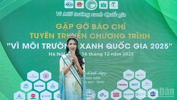 Á hậu Hà Hồng Gấm - Hoa hậu Di sản Áo dài Việt Nam, Đại sứ xanh quốc gia chia sẻ tại hội nghị.