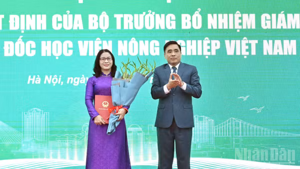 Thứ trưởng Nông nghiệp và Môi trường Nguyễn Quốc Trị trao quyết định tiếp tục giữ chức Giám đốc Học viện Nông nghiệp Việt Nam cho Giáo sư, Tiến sĩ Nguyễn Thị Lan.