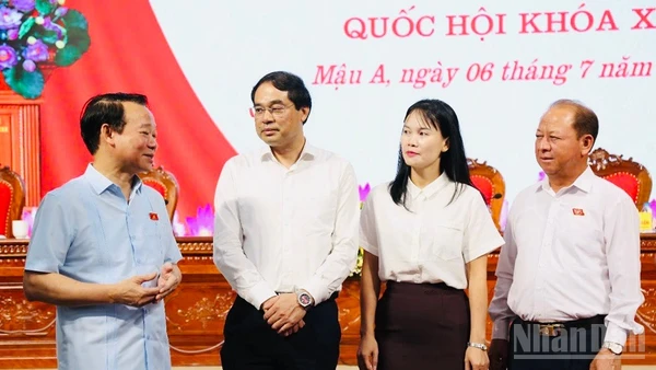 Bộ trưởng Đỗ Đức Duy trao đổi thông tin với các cử tri tỉnh Lào Cai. (Ảnh: THANH SƠN)