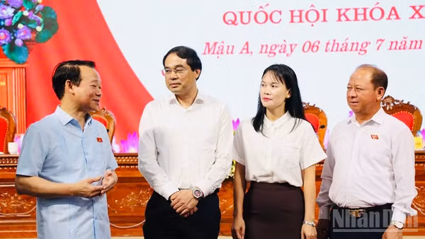 Bộ trưởng Đỗ Đức Duy trao đổi thông tin với các cử tri tỉnh Lào Cai. (Ảnh: THANH SƠN)