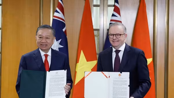 Tổng Bí thư, Chủ tịch nước Tô Lâm và Thủ tướng Australia Anthony Albanese trao Tuyên bố chung. (Ảnh: TTXVN)