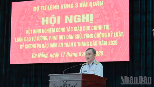Chuẩn Đô đốc Nguyễn Đăng Tiến, Chính uỷ Vùng phát biểu tại hội nghị.