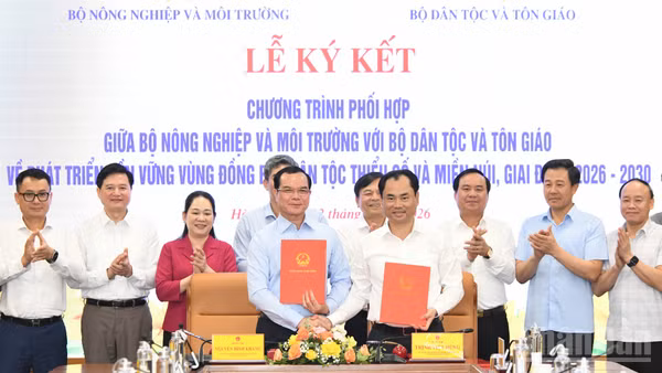 Bộ trưởng Bộ Nông nghiệp và Môi trường Trịnh Việt Hùng và Bộ trưởng Nguyễn Đình Khang ký kết chương trình hợp tác.
