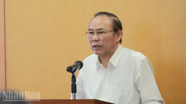 Thứ trưởng Nông nghiệp và Môi trường Phùng Đức Tiến chỉ chỉ đạo tại buổi họp báo.