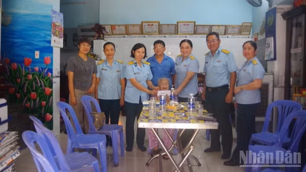 Hội Phụ nữ Trung đoàn Ra-đa 290 tặng quà Mẹ Việt Nam Anh hùng Huỳnh Thị Kiểm.