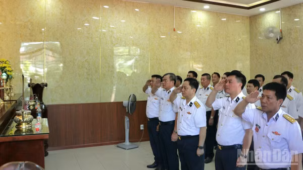 Thủ trưởng Bộ Tư lệnh Vùng 3 Hải quân dâng hương tại phòng tưởng niệm Chủ tịch Hồ Chí Minh.