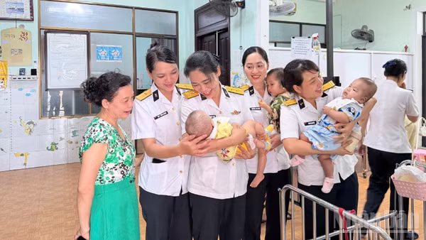 Hội Phụ nữ Trung tâm Bảo đảm kỹ thuật Vùng 3 Hải quân đã tổ chức thăm, động viên và tặng quà các em nhỏ tại Trung tâm Nuôi dưỡng trẻ mồ côi thuộc Hội Chữ thập đỏ thành phố Đà Nẵng.