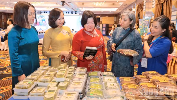 Chủ tịch Liên minh Hợp tác xã Việt Nam cùng các đại biểu tham quan gian hàng của các hợp tác xã bày bán tại Hội nghị.