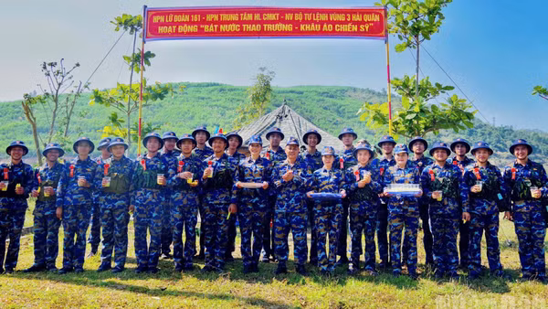 Giữa thao trường nắng lửa Vùng 3 Hải quân, những ly nước mát, phần quà nhỏ và lời động viên chân tình từ các hội viên phụ nữ tiếp thêm sức mạnh cho chiến sĩ mới trong những ngày đầu quân ngũ.
