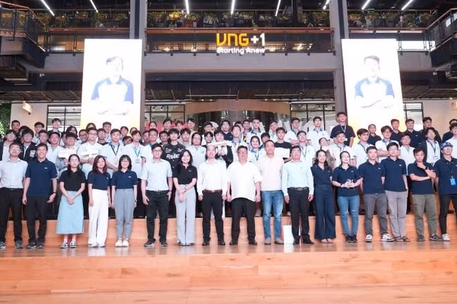 Các đại biểu chụp ảnh lưu niệm