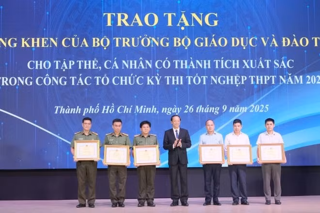 Bộ Giáo dục và Đào tạo trao tặng bằng khen cho tập thể, cá nhân có thành tích xuất sắc trong công tác tổ chức Kỳ thi trung học phổ thông năm 2025. 